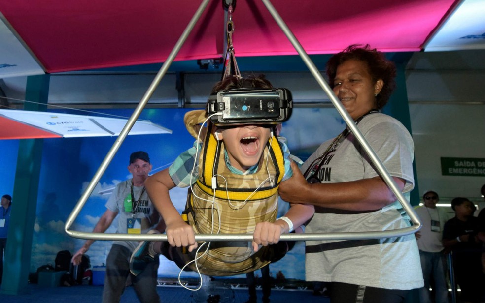 CrianÃ§a brinca em simulador virtual durante o 8 FÃ³rum Mundial da Ãgua, em BrasÃ­lia (Foto: Sergio Amaral/8Âº FMA)