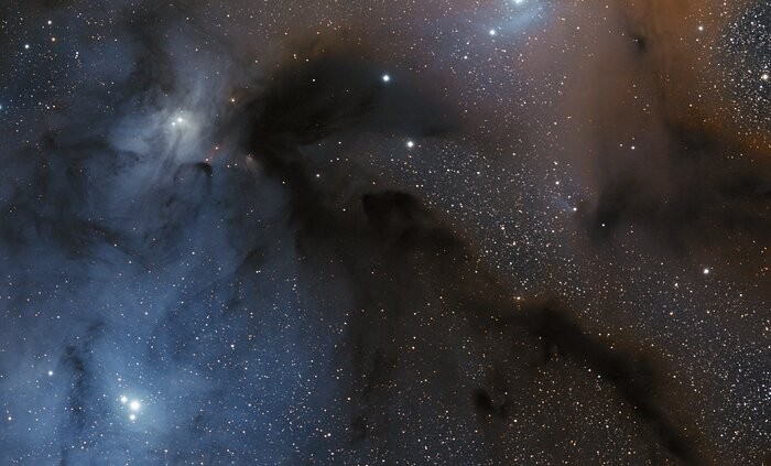 Esta imagem mostra o ambiente em torno da região de formação estelar L1688, localizada na constelação de Ophiuchus — Foto: ESO/ S. Guisard
