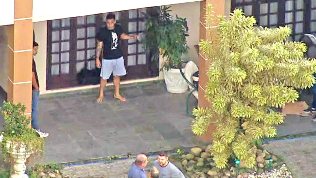 Gabriel Monteiro recebe policiais em sua casa — Foto: Reprodução/TV Globo