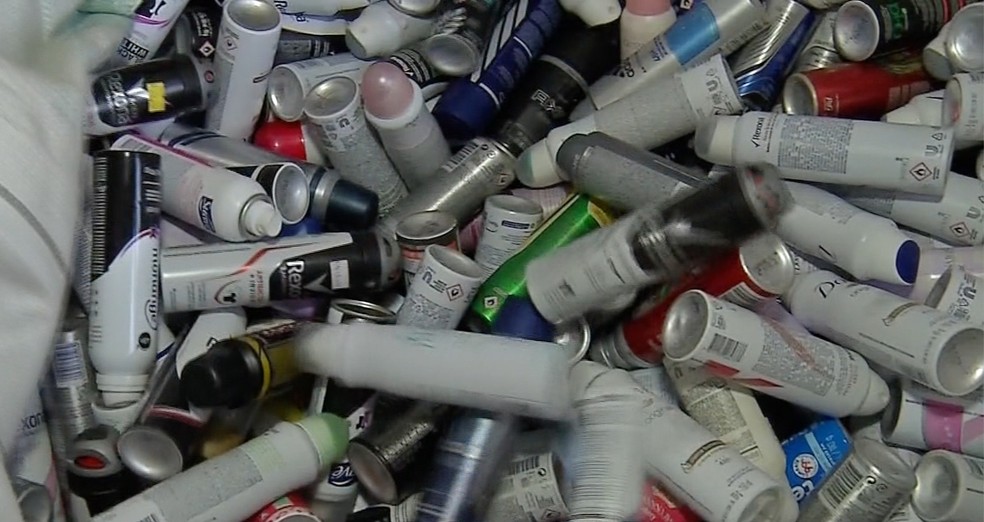 Depois de arrecadados os frascos vão pra garagem de uma das voluntárias do projeto, em seguida são vendidos para empresas de reciclagem e enviados para Cuiabá.. O dinheiro paga as castrações.  — Foto: Reprodução/ TV Centro América