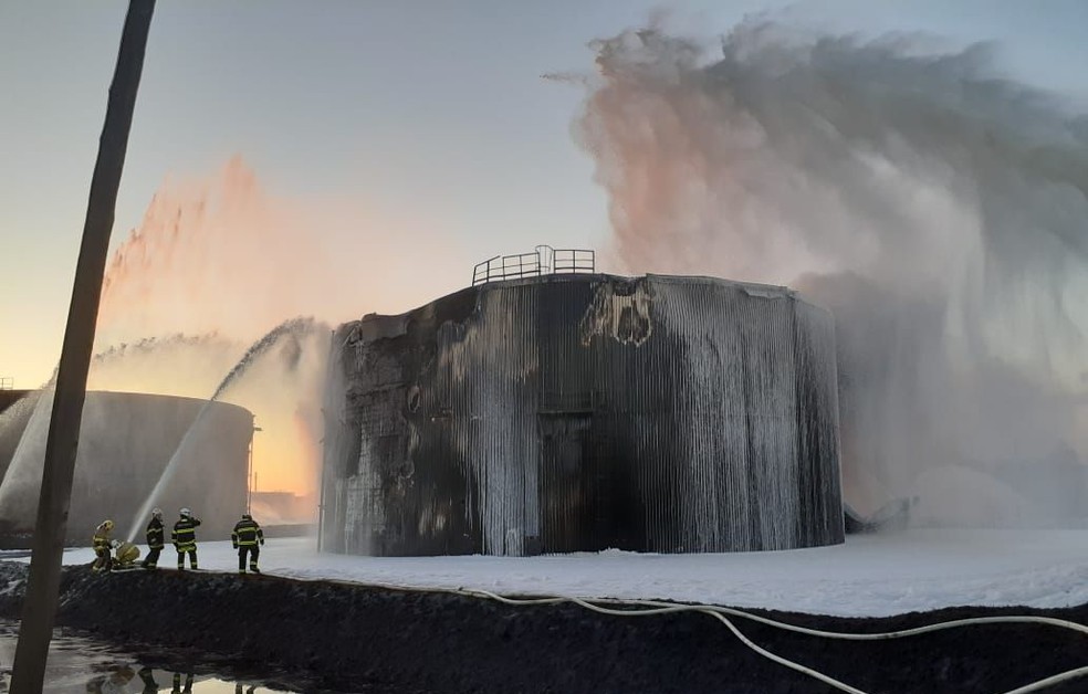 Bombeiros tentam controlar as chamas — Foto: Divulgação/Corpo de Bombeiros