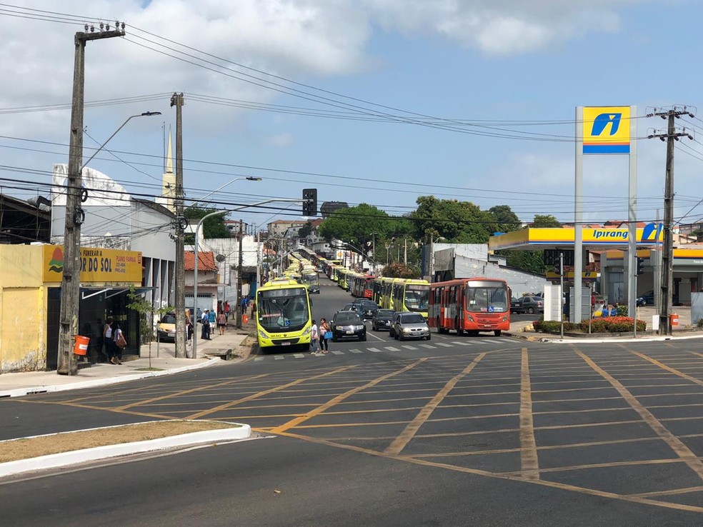 Após motorista de ônibus ser assassinado, rodoviários paralisam as atividades em São Luís. — Foto: Lucas Vieira/G1 MA.