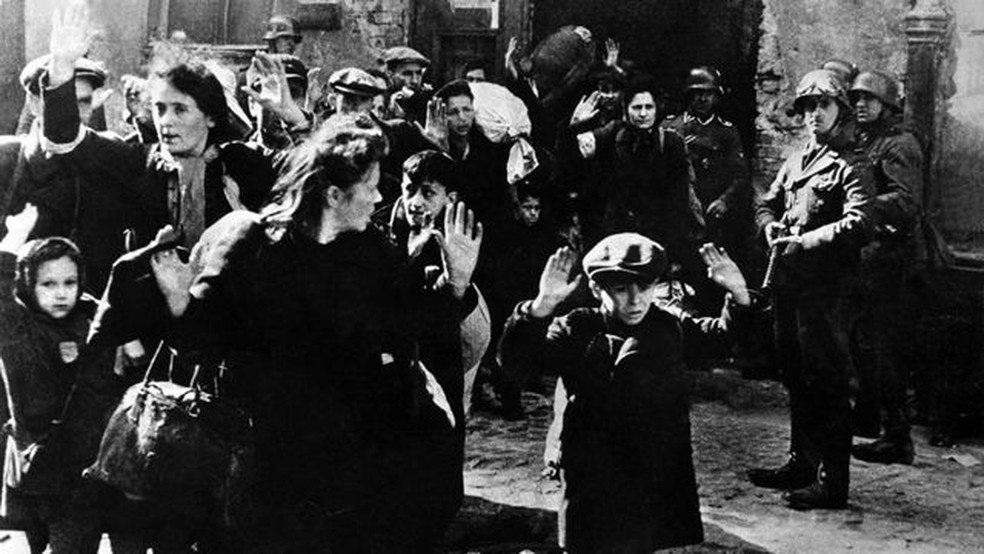 Cerca de 450 mil judeus foram presos no Gueto de Varsóvia, onde os nazistas planejavam exterminá-los por fome e doenças — Foto: Getty Images via BBC