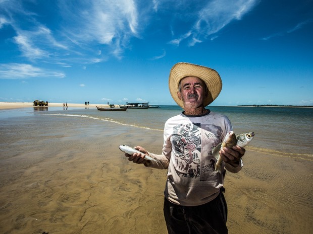 José 'Anjo' conta que o tipo de peixe que se pesca no rio mudou, agora é peixe de água salgada (Foto: Jonathan Lins/G1)