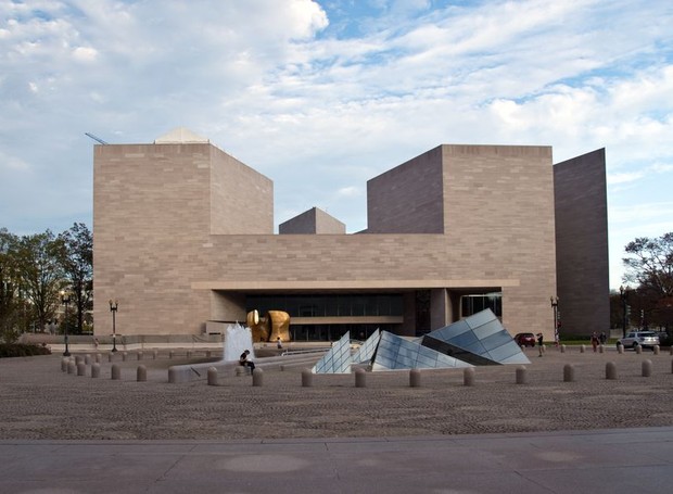 National Gallery of Art, em Washington, finalizada em 1978, e projetada por IM Pei  (Foto: Trip Savyy/ Reprodução)