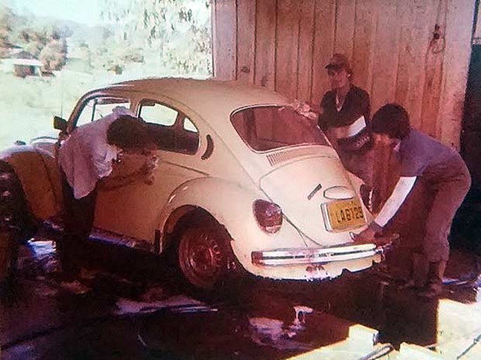 Rolando Spanholo lava carro junto com os irmãos no Rio Grande do Sul  (Foto: Arquivo pessoal)