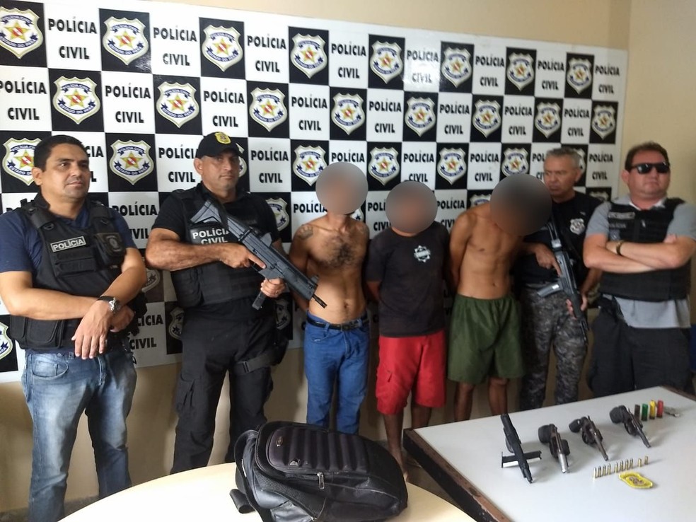 Suspeitos foram apresentados Ã  delegacia de PolÃ­cia Civil de SantarÃ©m â€” Foto: Jaderson Moreira/TV TapajÃ³s