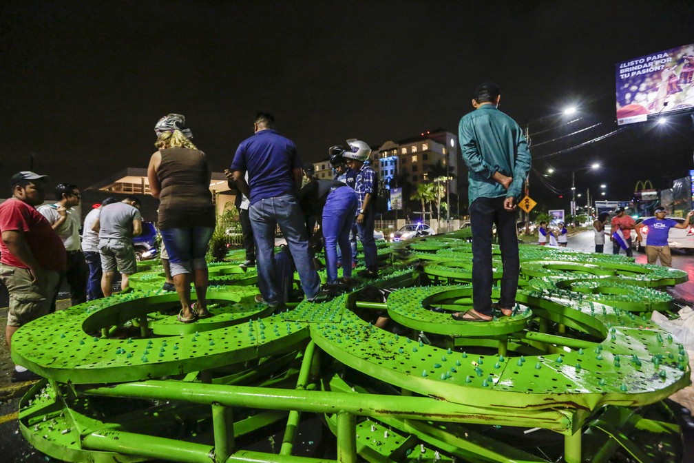 Estrutura de metal foi derrubada por manifestantes contrários ao governo da Nicarágua nesta quarta-feira (17) (Foto: Inti Ocon/AFP)