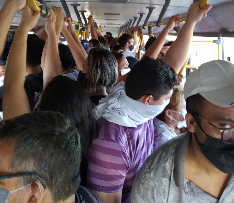 Passageiro registra lotação em ônibus de Fortaleza — Foto: Arquivo pessoal