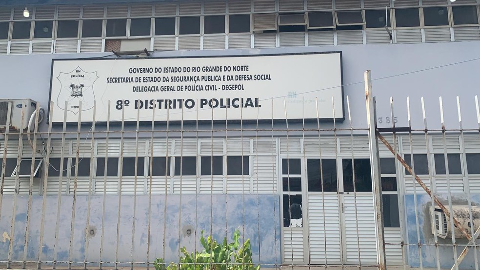 Prédio da 8ª Delegacia de Polícia de Natal estava fechado durante a paralisação, na manhã desta terça-feira (3) — Foto: Mariana Rocha/Inter TV Cabugi