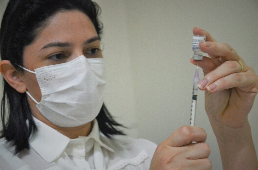 Para os profissionais, vacina ajudou a reduzir número de casos positivos e mortes durante a pandemia — Foto: Odair Leal/ Secom