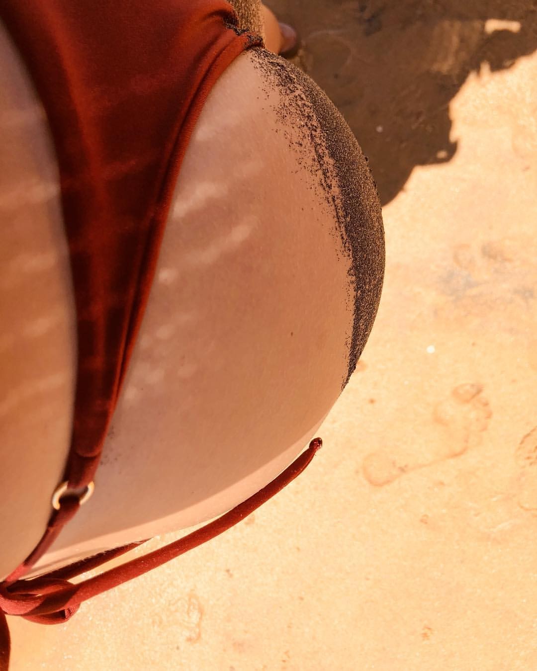 Agatha Moreira suja bumbum de areia (Foto: Reprodução/Instagram)