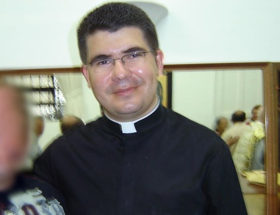 Padre Cl&eacute;cio Ribeiro era reitor da Catedral de S&atilde;o Bento de Mar&iacute;lia quando foi afastado em dezembro de 2015: Igreja n&atilde;o informa motivo &mdash; Foto: Arquivo pessoal