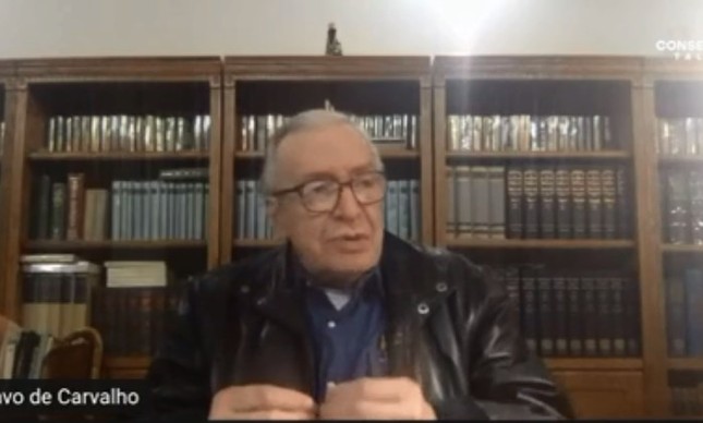 O escritor e guru bolsonarista Olavo de Carvalho em transmissão ao vivo