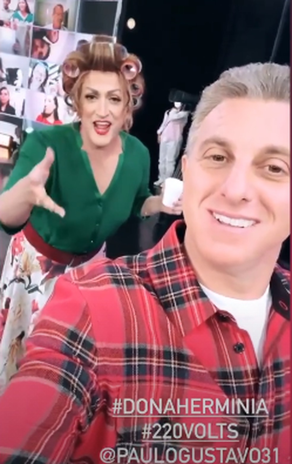 Vestido de Dona Hermínia, Paulo Gustavo visitou Luciano Huck no estúdio do 'Caldeirão' — Foto: Reprodução/Instagram