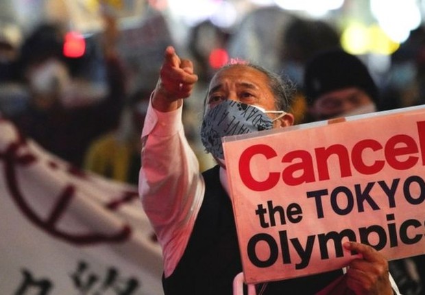 Pesquisa realizada em maio mostrou que 83% dos japoneses eram a favor do cancelamento ou adiamento dos jogos (Foto: Reuters via BBC)