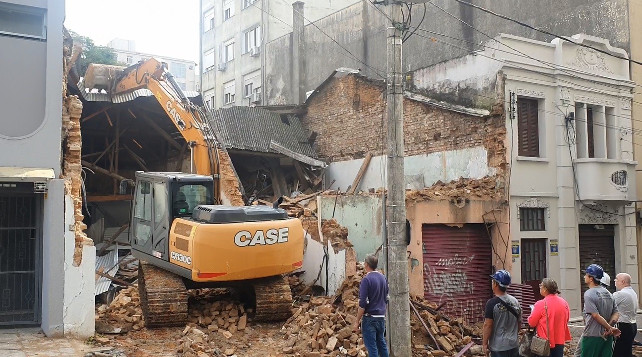 Prédio é derrubado após fachada desmoronar em Porto Alegre; VÍDEO