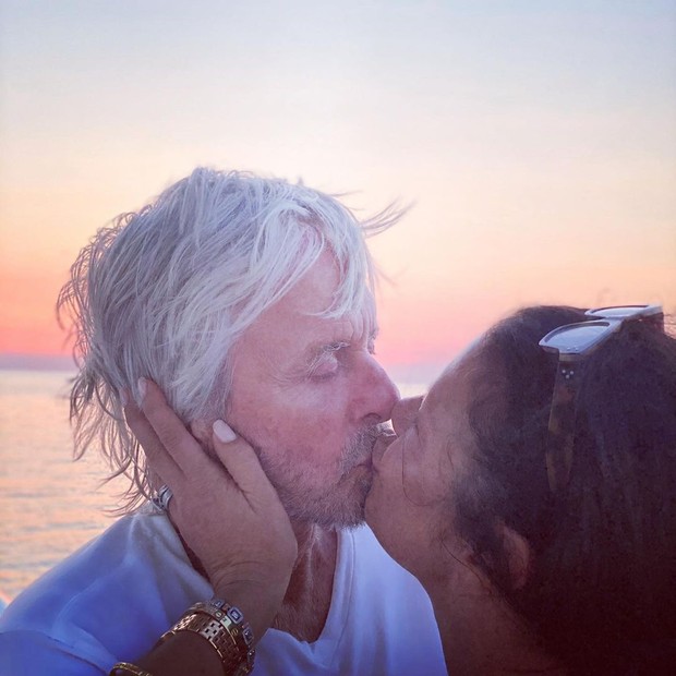 Casal fica mostrando puro amor um ao outro ao pôr do sol