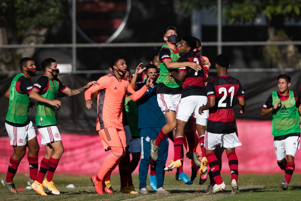 Sub 17 Com Atacante Da Selecao Flamengo Tenta Superar Calendario Para Defender Titulo Do Brasileiro Flamengo Ge