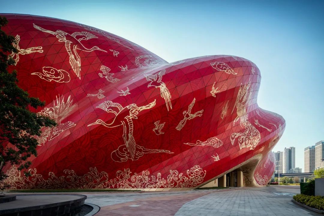 Teatro na China celebra tradição das pinturas em seda por meio de estrutura ondulada e ilustrações (Foto: Chong‐art )