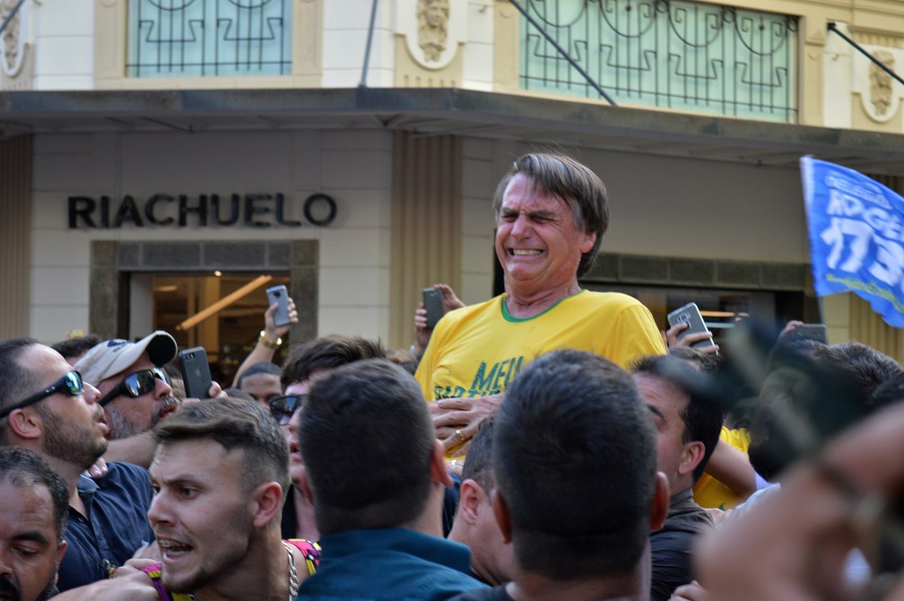 6 de setembro â O entÃ£o candidato Ã  PresidÃªncia da RepÃºblica Jair Bolsonaro apÃ³s ser esfaqueado durante ato de campanha em Juiz de Fora, Minas Gerais â Foto: Raysa Leite/AFP