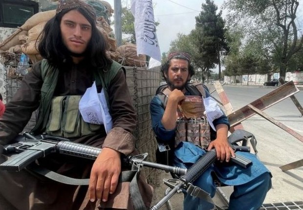 Combatentes do Talebã ocupam pontos de Cabul fortemente armados (Foto: Reuters via BBC)