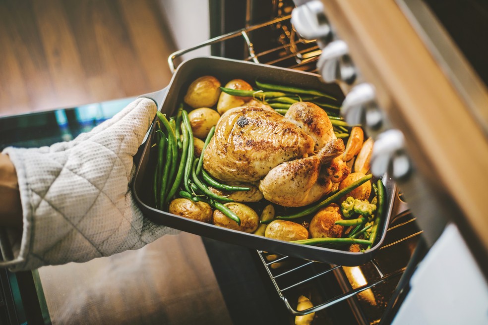 Cozinhar alimentos é mais saudável do que comprar produtos embalados prontos — Foto: iStock Getty Images