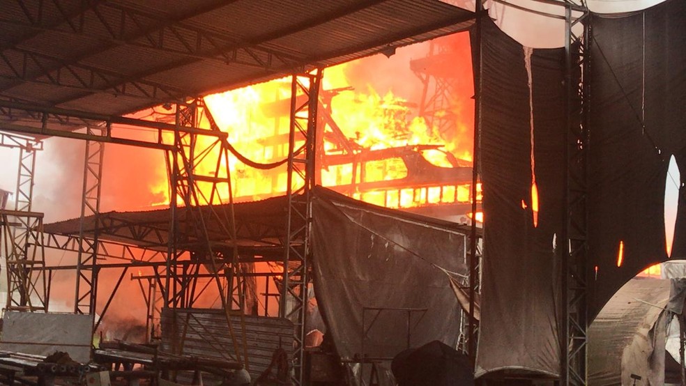 Fogo em embarcação causou fumaça que chegou a ser vista em Santos, SP — Foto: Arquivo pessoal