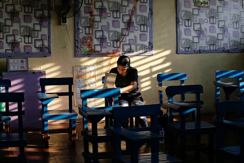 Uma mulher vota dentro de um centro de votação em uma escola em Manila, nas Filipinas. — Foto: Aaron Favila/AP