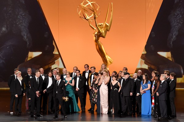 O elenco e a equipe de 'Game of Thrones' recebendo o prêmio de Melhor Série Dramática  no palco do 71º Emmy Awards em setembro de 2019 (Foto: Getty Images)