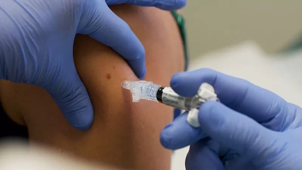 População mais vulnerável pode ser priorizada nas vacinações de reforço (Foto: Getty Images via BBC)
