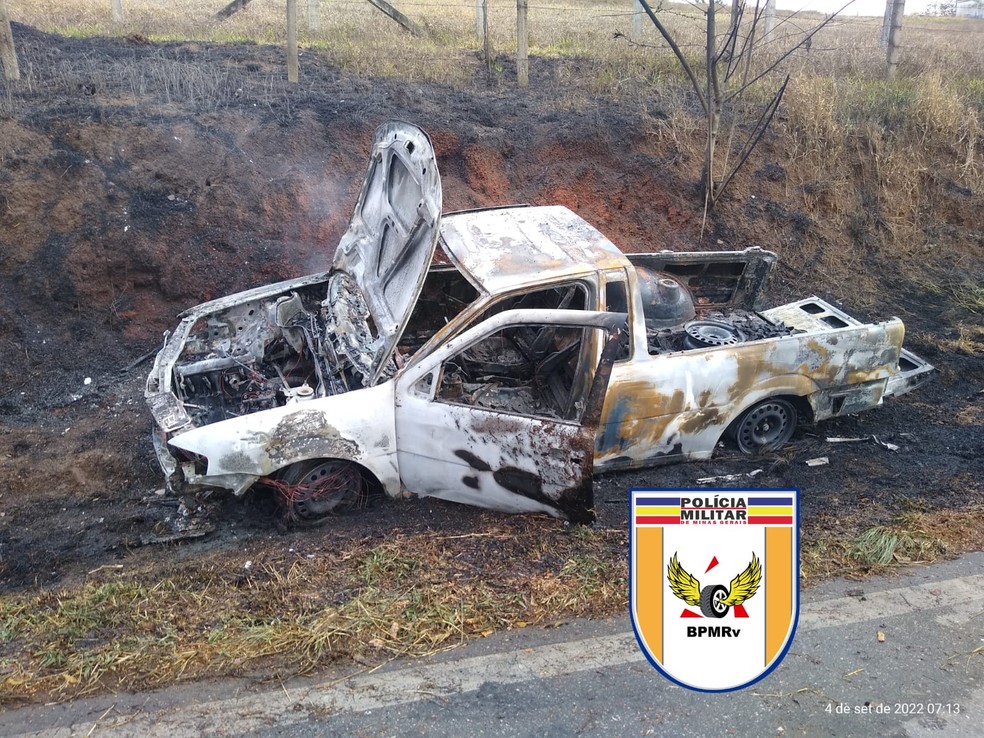 Homem abandona carro em chamas na MG-383 e é preso após teste de bafômetro— Foto: Divulgação/PMR