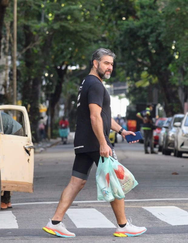 Thierry Figueiira é fotografado em dia de compras no Rio (Foto: Daniel Delmiro/AgNews)