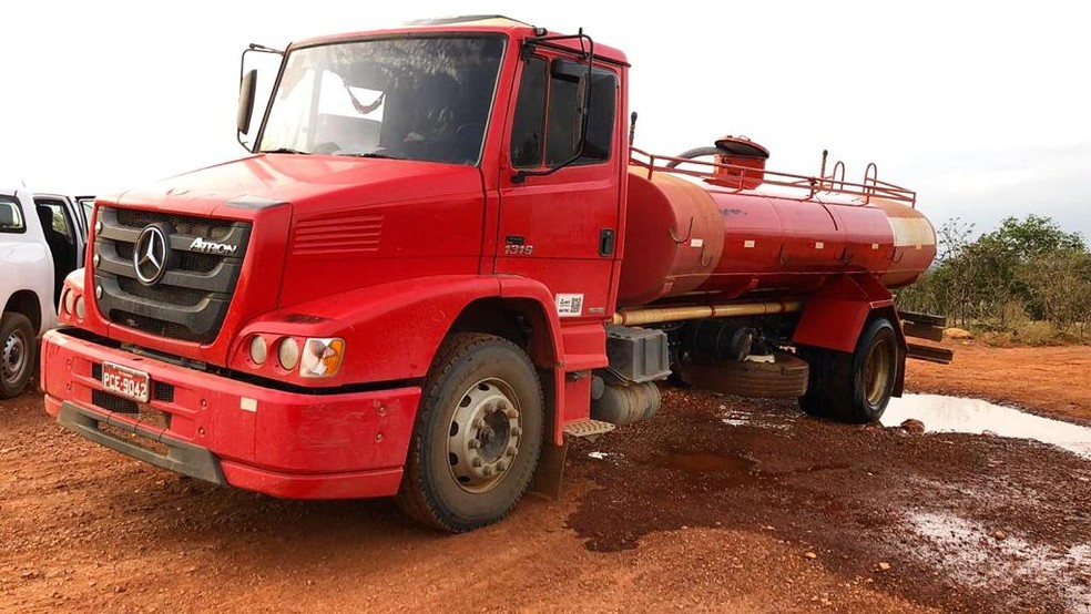 O motorista fugiu e deixou o caminhão-pipa no local — Foto: Compesa / Divulgação