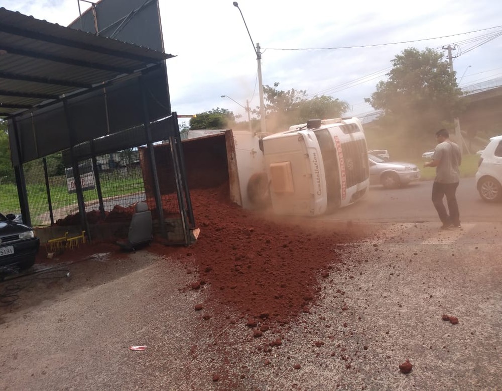 Caminhão carregado com terra tomba em rotatória de Rio Preto