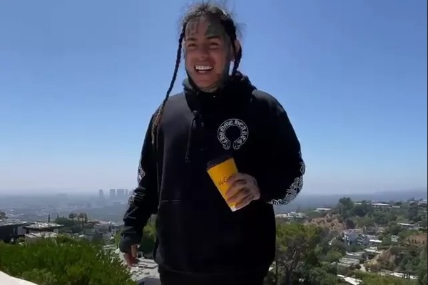 O rapper Tekashi 6ix9ine no vídeo em que revela sua localização em uma mansão de Los Angeles (Foto: Instagram)