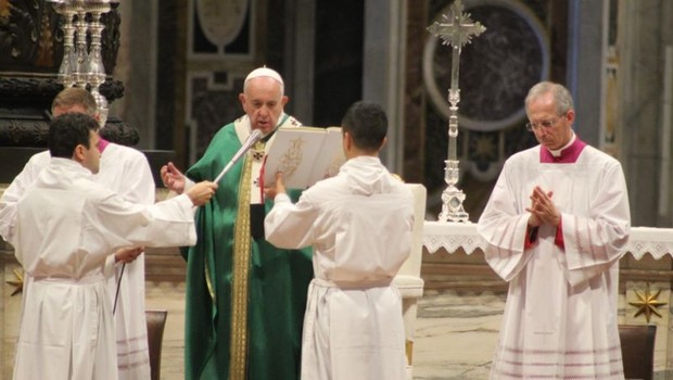 Papa Francisco, na missa de encerramento do último sínodo (Foto: Edison Veiga via BBC News Brasil )