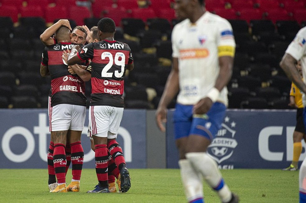 Matheuzinho abraça Gabigol após assistência — Foto: Alexandre Vidal / CRF