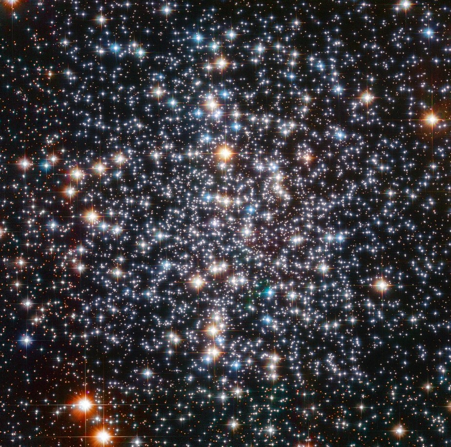 Imagem do Telescópio Espacial Hubble do aglomerado estelar globular, Messier 4.Os astrônomos suspeitam que um buraco negro esteja à espreita, invisível, em seu núcleo
