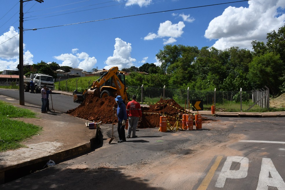 Cruzamento na Vila Geni fica interditado para obras após estragos causados pela chuva — Foto: Marcos Sanches/Secom