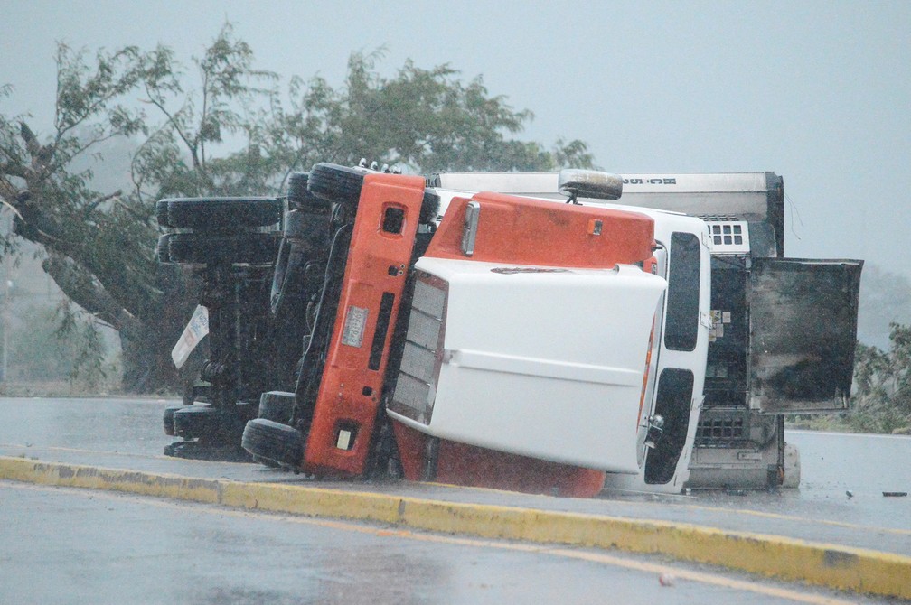 Caminhão é visto tombado em uma rodovia após a passagem do furacão Roslyn em Tecuala, no estado de Nayarit, México — Foto: Liberto Urena/Reuters