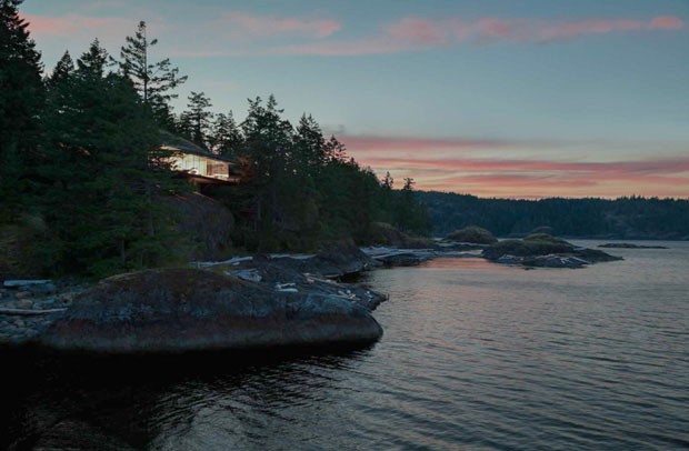 Casa com vista para o mar no Canadá (Foto: James Dow / Divulgação)