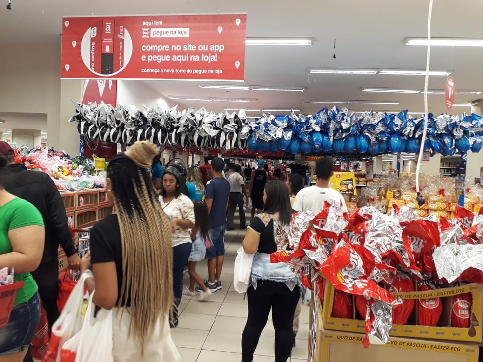 Loja estava bem cheia nesta sexta-feira: muita gente comprando ovos de Páscoa — Foto: Guarda Municipal