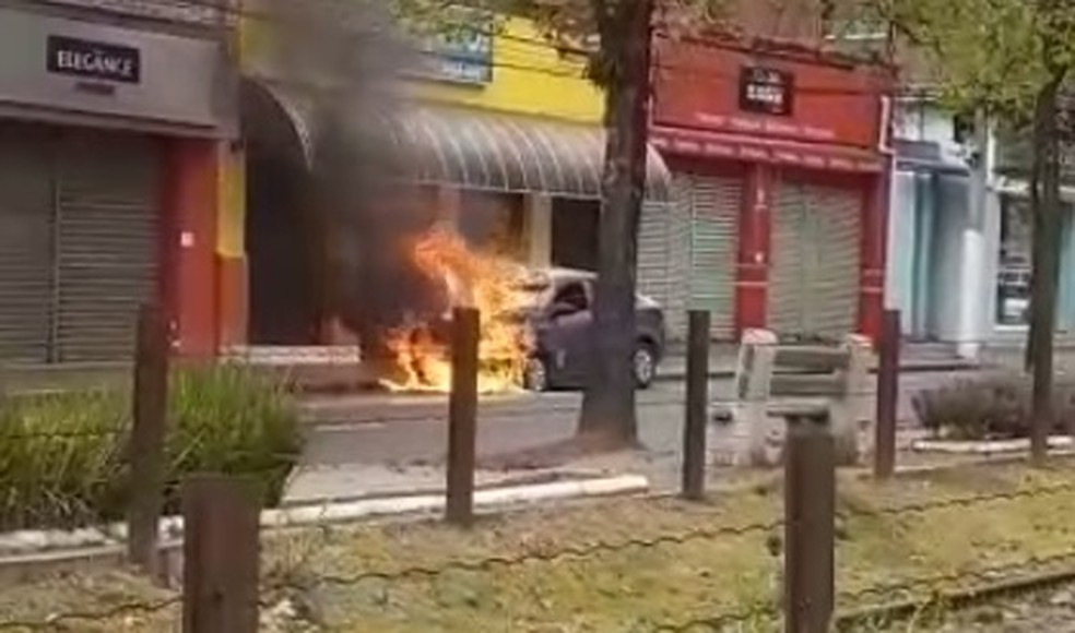 Carro pega fogo em avenida na região central de Campos do Jordão — Foto: Marcelo Bueno/Vanguarda Repórter