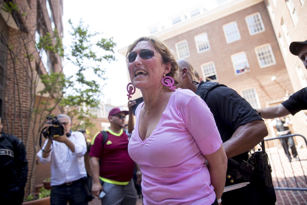Ativista Ã© presa ao tentar jogar comida aos manifestantes que ocupam Embaixada da Venezuela em Washington â Foto: Andrew Harnik/AP Photo