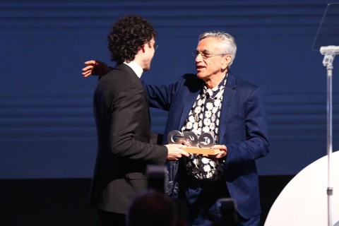 Caetano Veloso entrega o prêmio Música ao filho Zeca