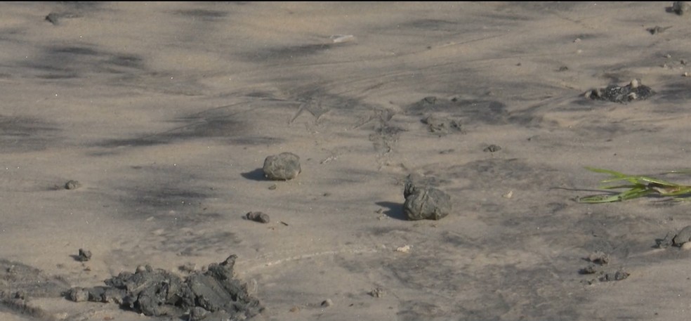 Manchas de substância parecidas com óleo foram registradas no litoral do Ilhéus — Foto: Reprodução TV Bahia