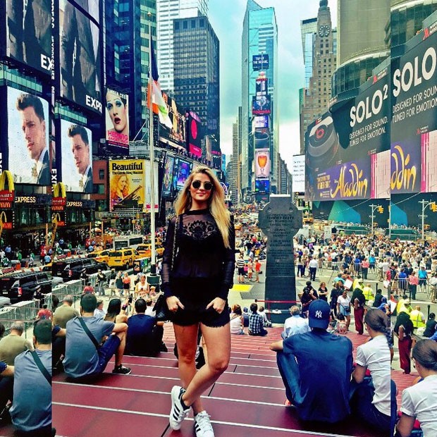 ALINE POSA EM NOVA YORK (Foto: Reprodução/Instagram)