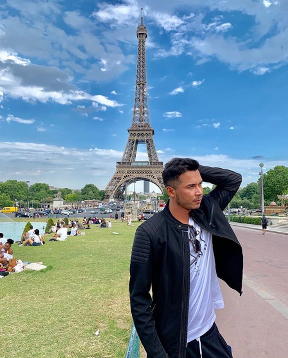 Ronei posa na Torre Eiffel, em Paris — Foto: Reprodução/Instagram
