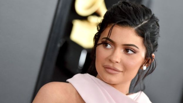 Kylie Jenner se tornou uma jovem bilionária com sua linha de cosméticos (Foto: Getty Images via BBC News Brasil)